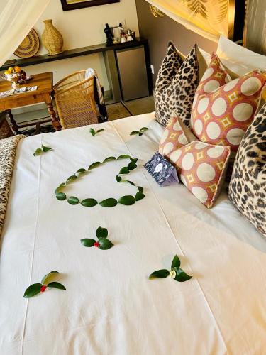 465930562 Safari Moon Luxury Bush Lodge