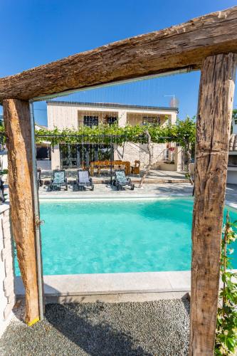 House with pool Poli Stare nuoni – khách sạn tại Modrusani
