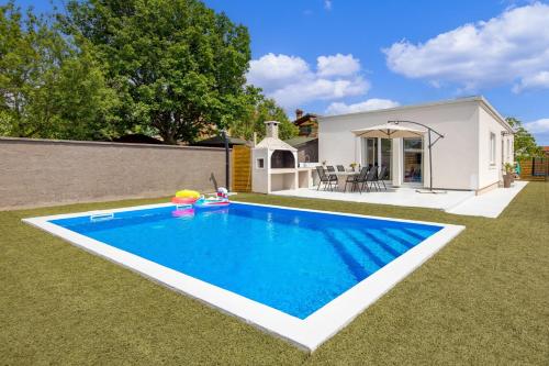 Cosy holiday home Infinity with pool and BBQ - Accommodation - Loborika