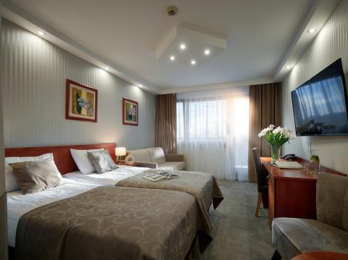 2 twin beds, 1 sofa bed
