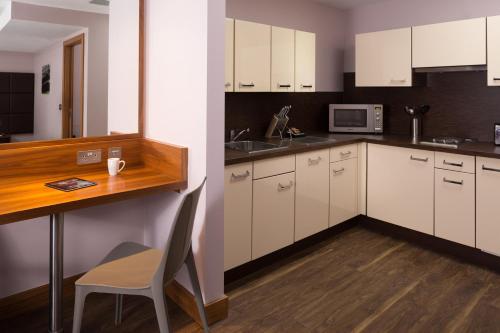 Roomzzz Leeds City - image 3