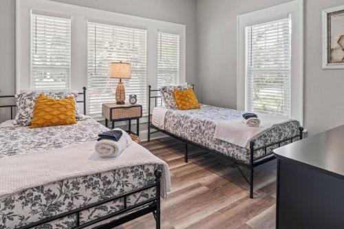 BeeKeepers Inn - Beautifully Renovated 1929 Bungalow with 2 Bedrooms on Brick Street near Tampas Attractions in Tampa, USA