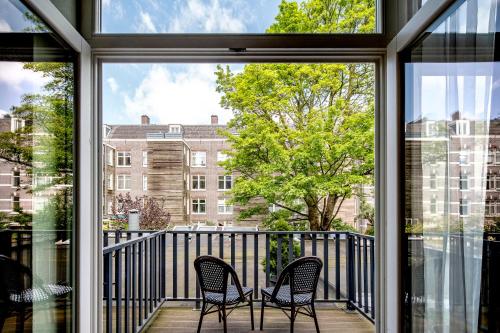 Camera twin, balcone