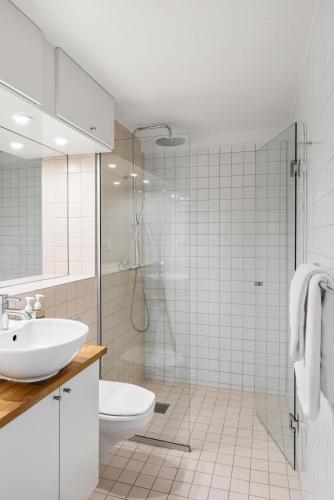 Medium Studio with Kitchenette image 1