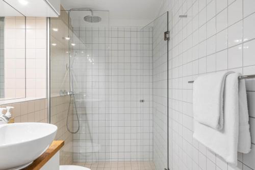 Medium Studio with Kitchenette image 2