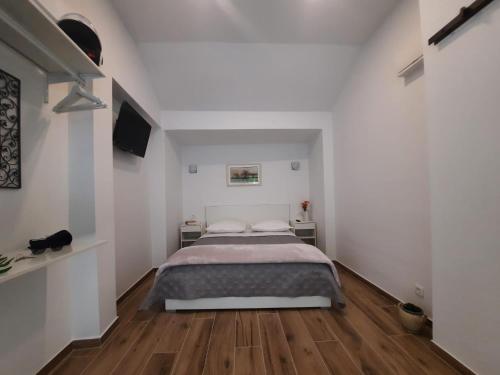 Downtown Modern Suite · Split