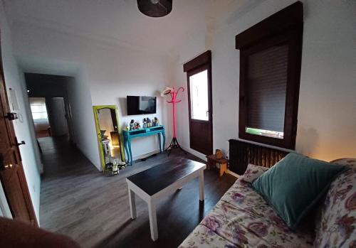 Habitaciones en El Atico de Tona mirando a la Bahia de Santander