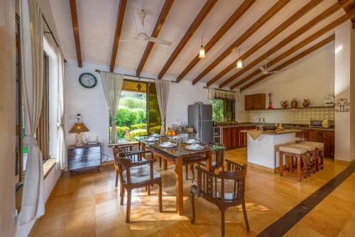 virtuve, m² 3 guļamistaba, 3 privāta vannas istaba Māja Ambegaon
 (SaffronStays Shambhala Lakeside 3BHK Infinity Pool) in Ambegaon