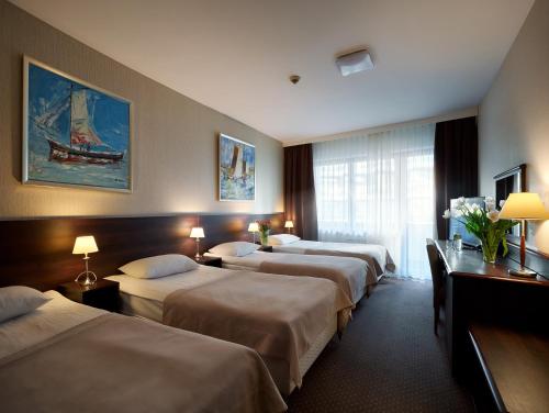 4 twin beds