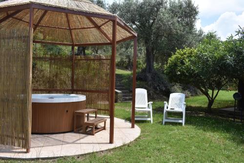 CHALET TRA GLI ULIVI: • giardino • WiFi • A/C • bbq