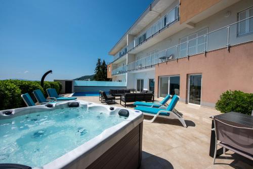 Pezsgőfürdő, Villa Sveti Petar - with heated pool and outdoor jacuzzi in Poljane