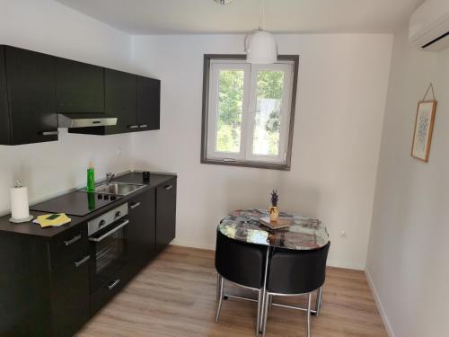 two studio apartmans whit big pool in 卡森
