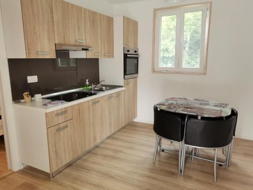 廚房, two studio apartmans whit big pool in 卡森