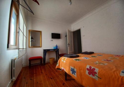 Habitaciones en El Atico de Tona mirando a la Bahia de Santander