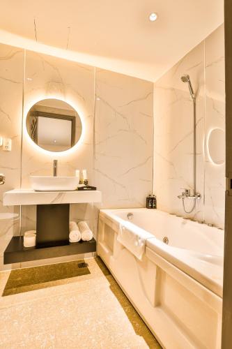 room detail thumbnail 2