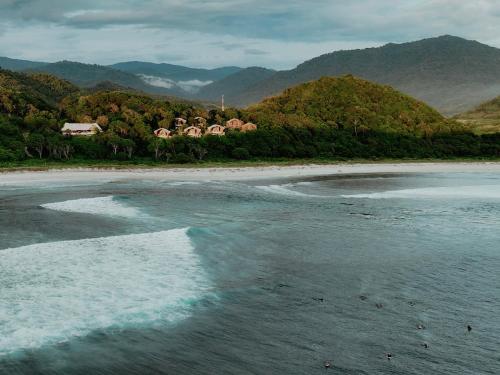 Kini Resort - Oceanfront Bamboo Eco Lodges