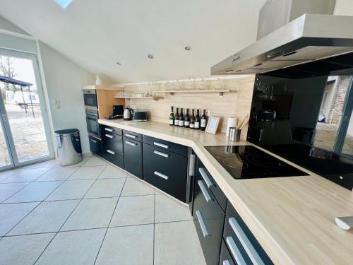 Konyha, "Villa du Circuit" avec Piscine, 4 Chambres, 4 SDB, a 8 min du circuit, parking et portail electriqu in Mars Sur Allier