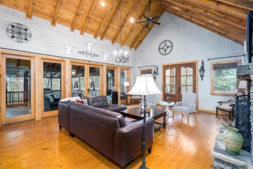 New Listing! The Laurel Mountain Chalet