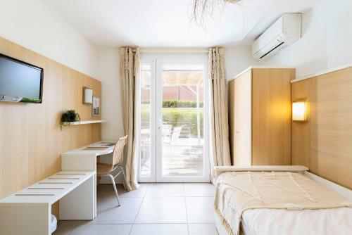 1 double bed, 2 twin beds