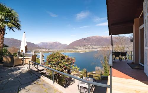  Casa AmaRe - einzeln stehendes Haus mit spektakulärer Aussicht, Pension in Gambarogno