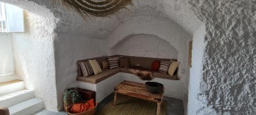 Cuevas Los Coloraos - La Cuadra in Villanueva de las Torres