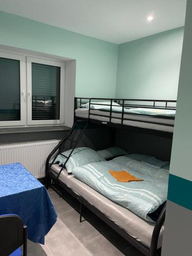 1 twin bed, 1 bunk bed