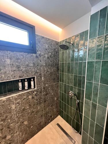 Cora May Central Villa with private pool 200m to the beach