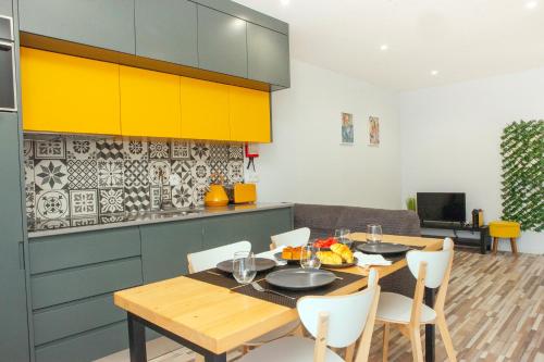 Host Wise - Amadeo Apartments 1