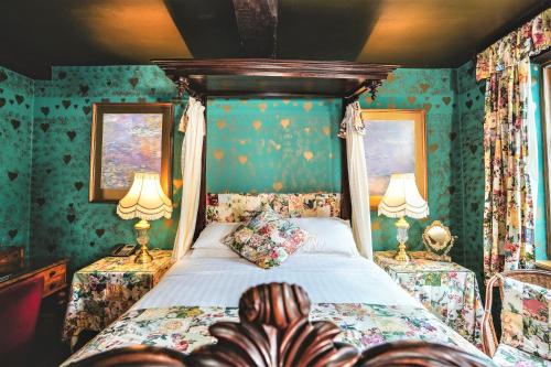 1 queen bed, 3 twin beds