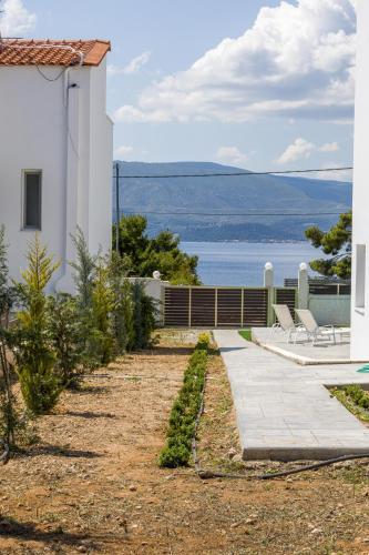 Modern, Cheerful & Dream Catching Villa in Corinth