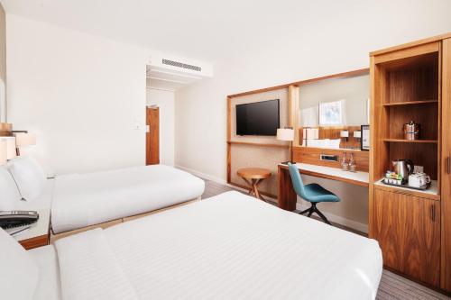 Courtyard by Marriott London Gatwick Airport - image 4