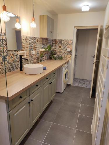 Logement cosy verdoyant RDC avec piscine in Charmes Sur Rhone