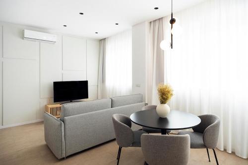 Studio (4 Adults) image 10