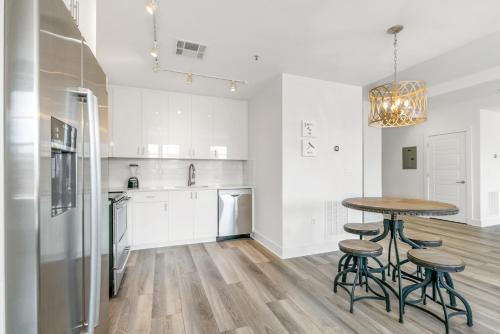 Luxury 4 bedroom condo - Short Walk to Bourbon Street secondary