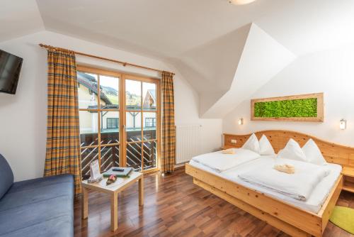 Double Room with Balcony image 3
