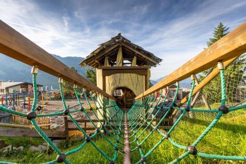 สนามเด็กเล่น, The Swiss Paradise 2 Apartment with Garden, Whirlpool, and Mountain Panorama in ดัลเลนวิล