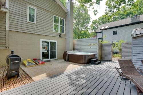 Lakefront Vacation Rental with Views and Hot Tub! in South Hill (VA)