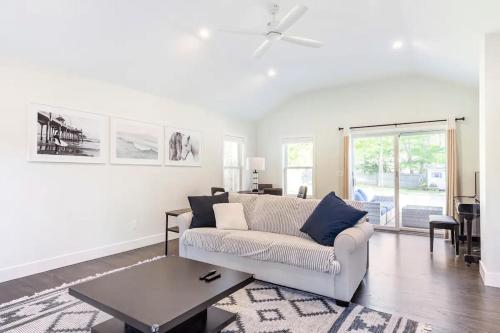 Luxurious Hamptons House with Heated Pool & Grill in Hemptonbeja (NY)