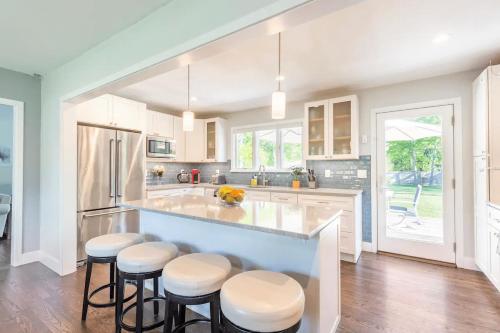 Luxurious Hamptons House with Heated Pool & Grill in Hemptonbeja (NY)