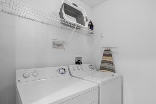 Amazing 4 Bedrooms 3 Bath with private pool, near Disney and Universal! in Davenport, USA