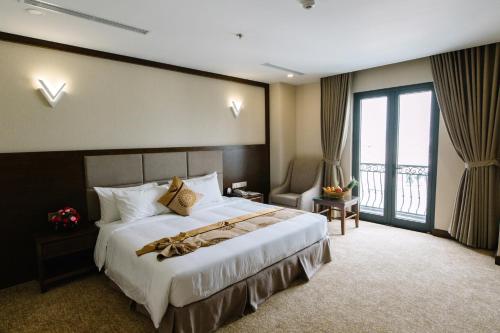 1 queen bed, 2 twin beds