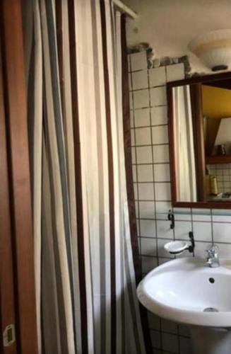  casa rosa in stile siciliano vicino giardini e Taormina in Francavilla di Sicilia