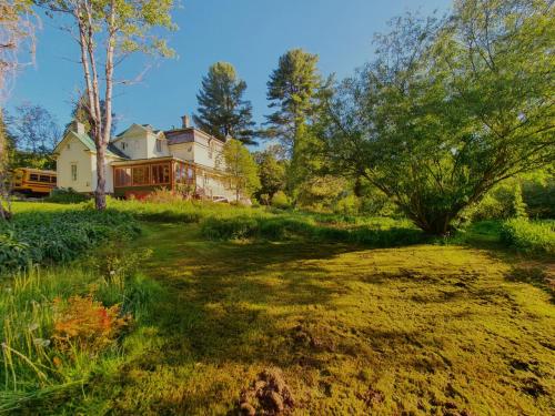 Apkārtne, Le Salon des Inconnus in Boileau (QC)