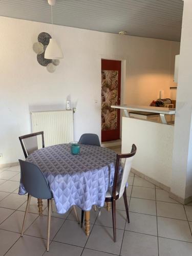 Maison cocoon avec jacuzzi prive vue Dordogne in Castillon-la-Bataille