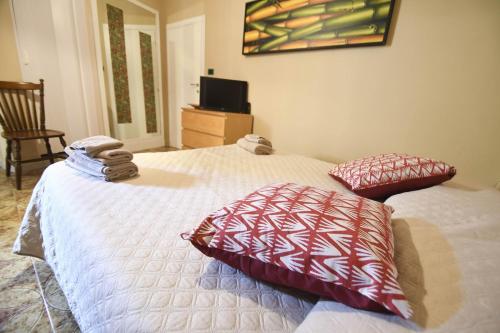 1 queen bed, 1 twin bed