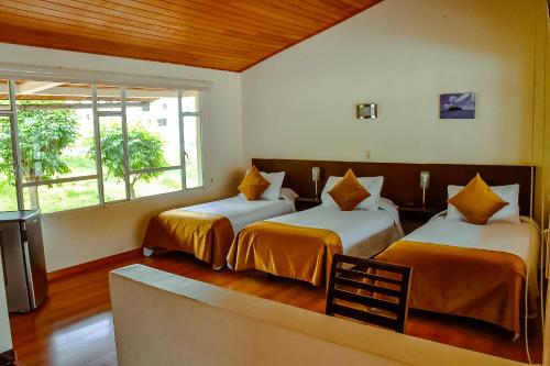 1 queen bed, 4 twin beds