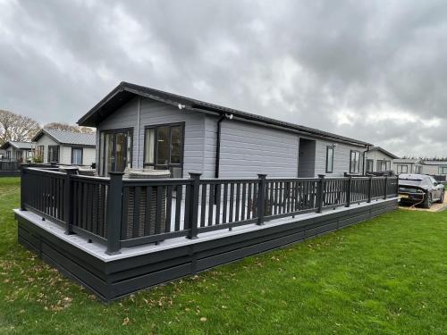 St Helens 2-Bed Lodge Sleeps 4 Pets Ok & Pool