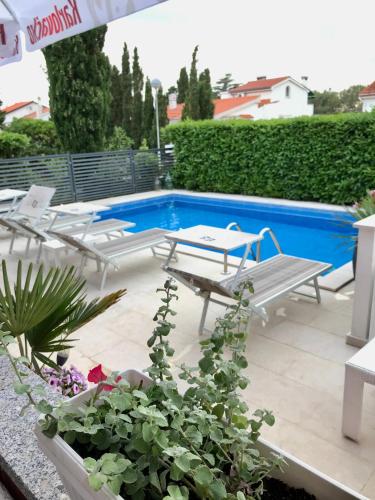 2 bedrooms, 4 beds