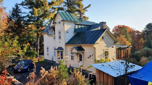 Viesnīcas āriene, Le Salon des Inconnus in Boileau (QC)