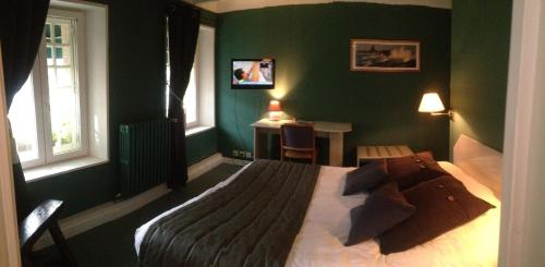 1 double bed, 2 twin beds